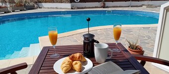 Kato Paphos Suites - 1-Bed Apartment, Great location, Pool view, Wi-Fi & a/c.