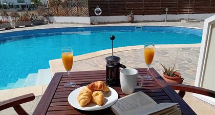 Kato Paphos Suites - 1-Bed Apartment, Great location, Pool view, Wi-Fi & a/c.