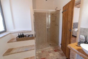Douche, séchoir à cheveux, bidet, serviettes fournies