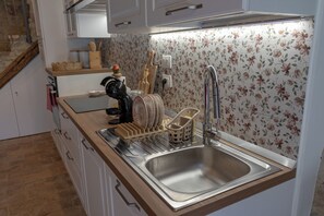 Fridge, oven, stovetop, coffee/tea maker