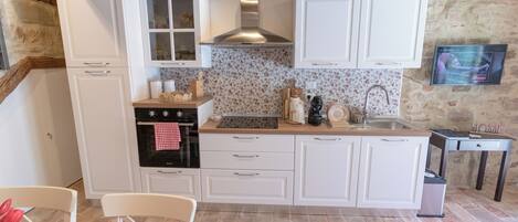 Fridge, oven, stovetop, coffee/tea maker