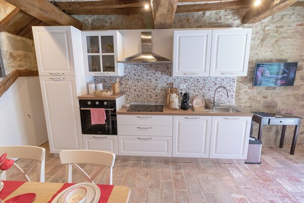 Fridge, oven, stovetop, coffee/tea maker