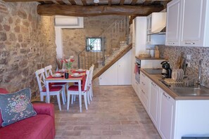 Frigorífic, forn, placa de cuina i cafetera i tetera