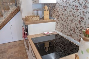 Réfrigérateur, four, plaque de cuisson, cafetière/bouilloire