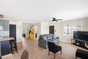 Smart TV, table tennis