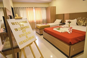 Premium bedding, free minibar, desk, laptop workspace - Pritam Park Hotel (Jalgaon)