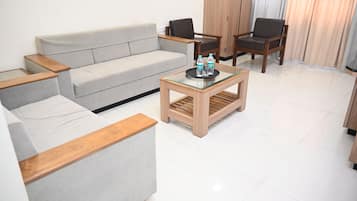 Royal Suite | Living area | 42-inch LCD TV with cable channels, fireplace