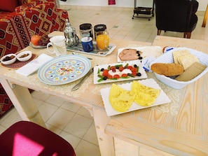 Free daily buffet breakfast