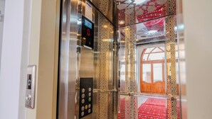 L’intérieur d’un ascenseur est doté d’un écran numérique, d’un panneau de commande et de panneaux de verre décoratifs.