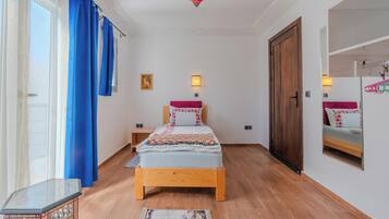 Habitación individual clásica, balcón, vistas a la ciudad | Sábanas de algodón egipcio y ropa de cama de alta calidad