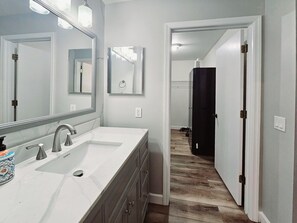 Towels - Spacious Getaway, Walk to Beaches (Bonita Springs)