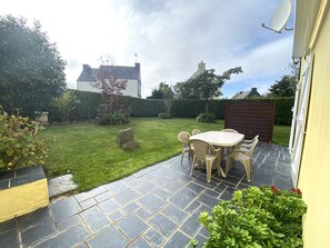 Outdoor dining - House with enclosed garden 250m from sea, 3 bedrooms, parking, Trégastel (Trégastel)