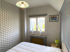 3 bedrooms, free WiFi - House with enclosed garden 250m from sea, 3 bedrooms, parking, Trégastel (Trégastel)