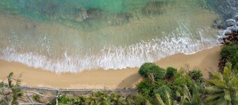 Cozy Red chalet in charming Ahangama with WiFi, AC Kitchen and Kitchenette