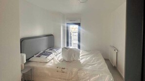 Apartemen | 2 kamar tidur, ruang kerja ramah laptop, dan seprai linen