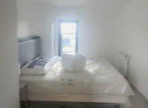 Apartment | 2 bedrooms, laptop workspace, bed sheets