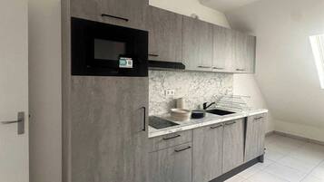 Apartamento | Cozinha privada | Geladeira, micro-ondas, cooktop, lava-louças