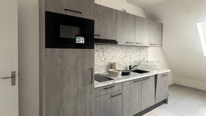 Apartemen | Dapur pribadi | Mesin pembuat kopi/teh, lemari es, microwave, dan kompor