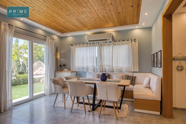 Deluxe Chalet, 4 Bedrooms, Garden View | In-room dining