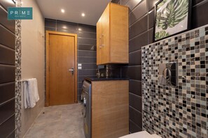 Deluxe Chalet, 4 Bedrooms, Garden View | Bathroom