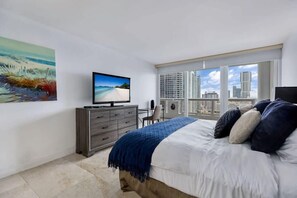 2 habitaciones, escritorio y tabla de planchar con plancha 