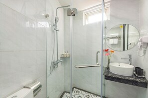 Familien-Vierbettzimmer | Badezimmer | Dusche, kostenlose Toilettenartikel, Haartrockner, Hausschuhe
