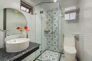 Superior Double Room | Bathroom | Shower, free toiletries, hair dryer, towels
