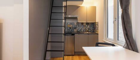 Refrigerador, microondas, parrilla de estufa y cafetera y tetera