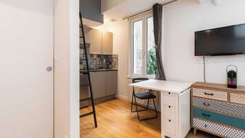 Kühlschrank, Mikrowelle, Herdplatte, Wasserkocher mit Kaffee-/Teezubehör