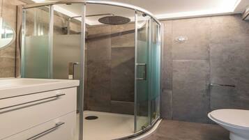 Dusche, Haartrockner, Handtücher