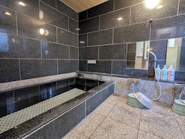 Toalhas de banho, sabonete, shampoo, papel higiênico