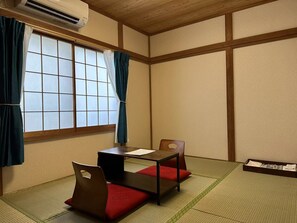 Habitación de estilo japonés con 2 camas individuales | Wifi gratis y ropa de cama 