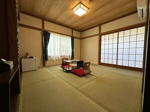 Habitación triple de estilo japonés | Wifi gratis y ropa de cama