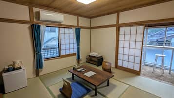 Basic Triple Room | Free WiFi, bed sheets