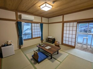 Habitación triple de estilo japonés | Wifi gratis y ropa de cama