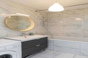 Articles de toilette gratuits, sĂšche-cheveux, serviettes fournies