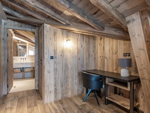 A wooden interior with a desk, lamp, and shelves. - Luxurious 6-room apartment with hammam, fireplace and parking in Val-d'Isère (Val-d'Isère)