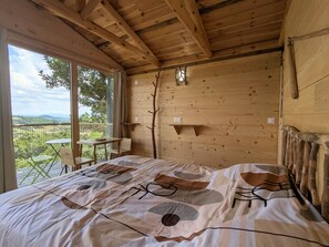 1 bedroom, bed sheets