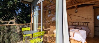 Treehouse retreat with air conditioning in St Paulien