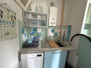 Réfrigérateur, micro-ondes, plaque de cuisson, lave-vaisselle