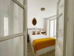 1 habitación, acceso a internet y ropa de cama