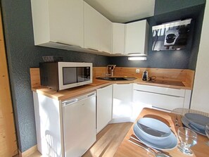 Micro-ondes, plaque de cuisson, lave-vaisselle, cafetiĂšre/bouilloire
