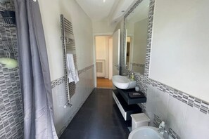 Doccia, asciugacapelli, bidet, asciugamani