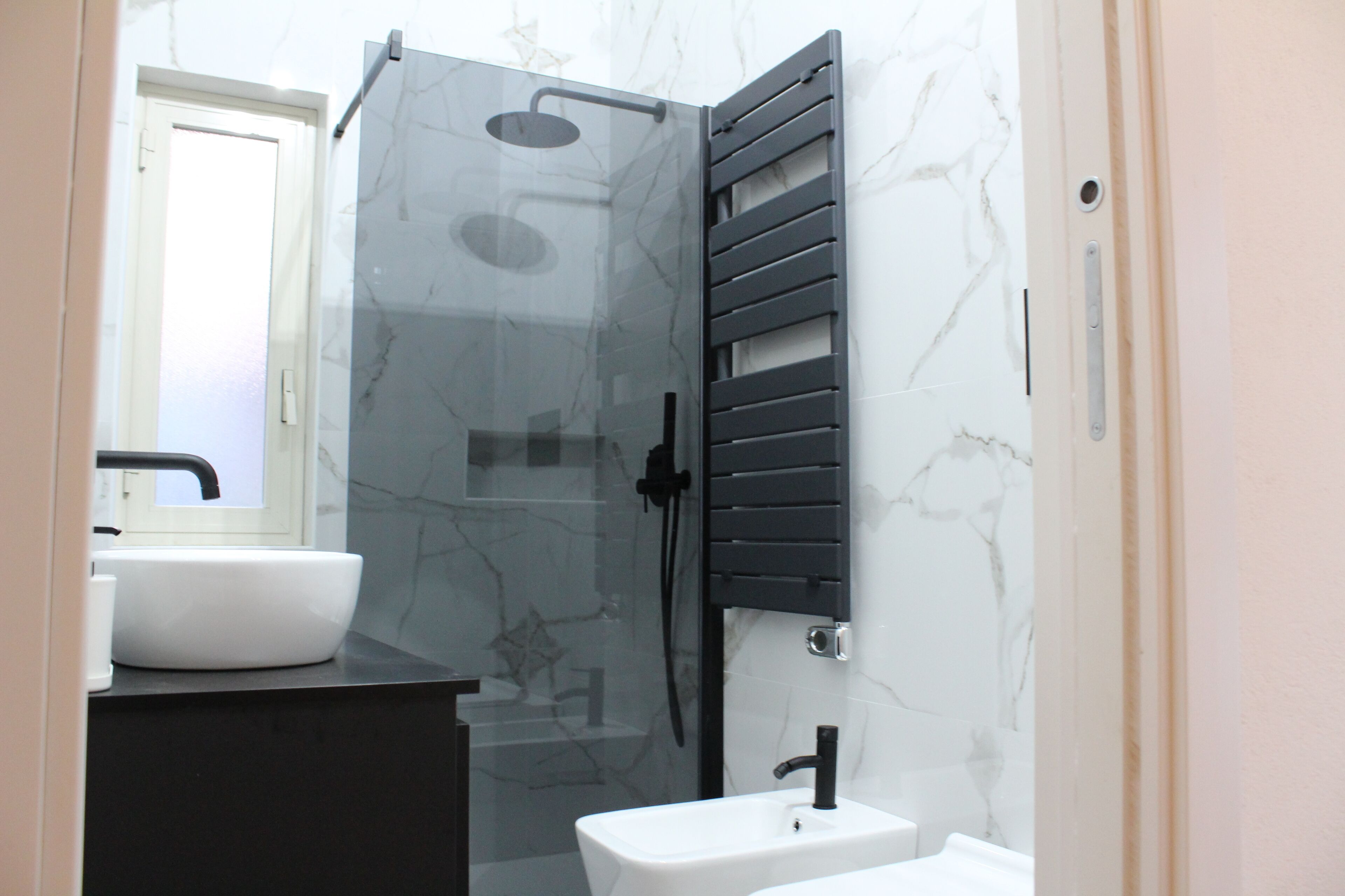 Hiustenkuivaaja, pyyhkeet, saippua, sampoo