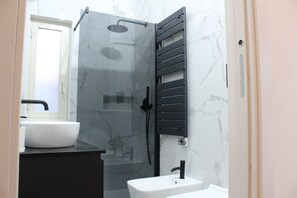 Een haardroger, handdoeken, zeep, shampoo