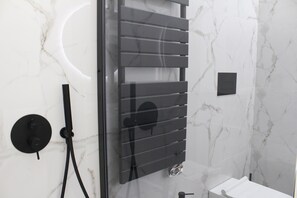 Haartrockner, Handtücher, Seife, Shampoo