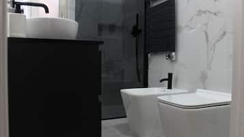 Haartrockner, Handtücher, Seife, Shampoo