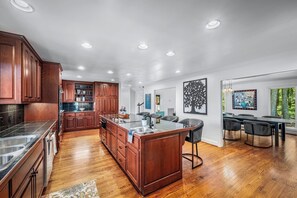 冷蔵庫、電子レンジ、オーブン、コンロ