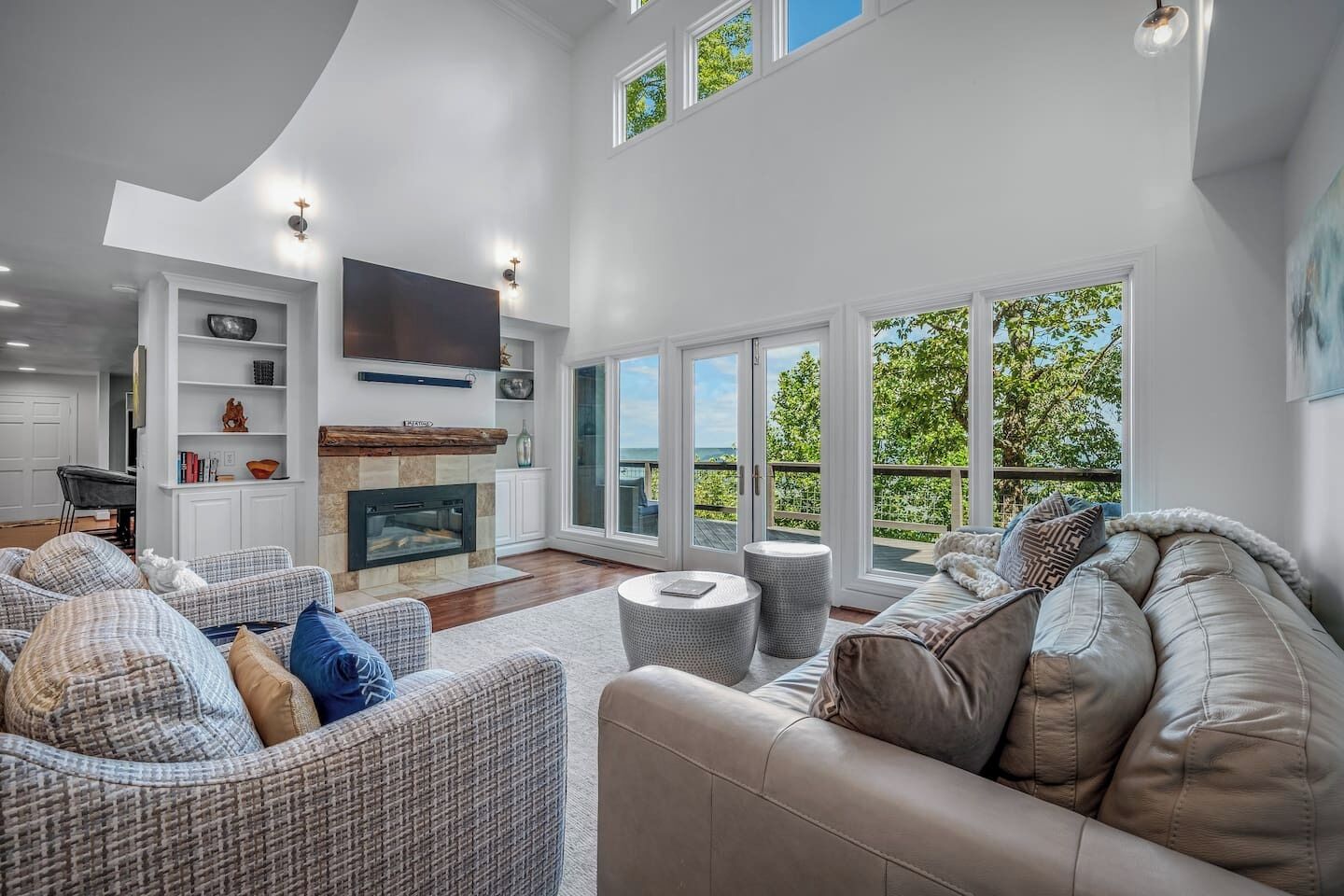 Smart-TV, Kamin, Arbeitsbereiche