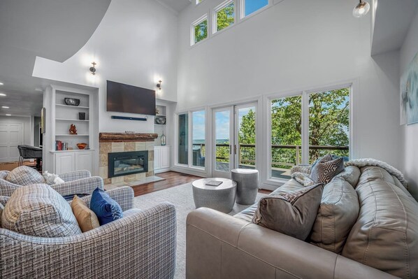 スマートテレビ、暖炉、書斎 / ワークスペース